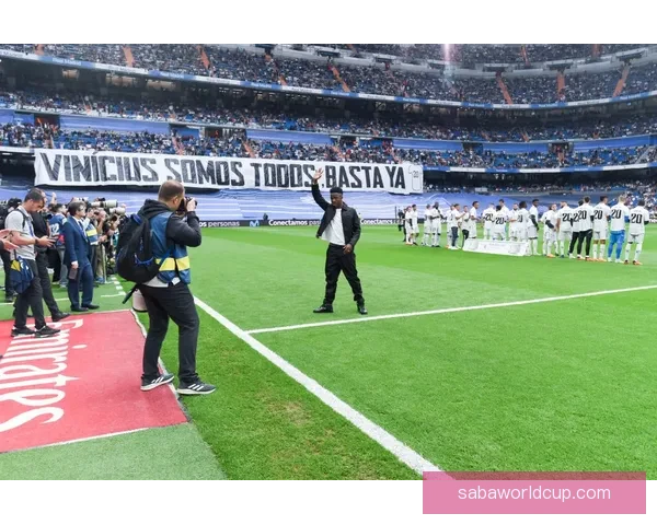 国米球迷看台拉横幅力挺巴斯托尼昂首前行兄弟并肩共渡风雨守护荣耀之路