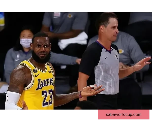 41岁勒布朗差1篮板创三双纪录却遭争议判罚 湖媒怒批裁判判决荒谬