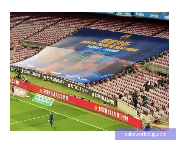 国米球迷看台拉横幅力挺巴斯托尼昂首前行兄弟并肩共渡风雨守护荣耀之路